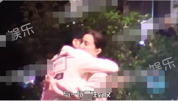 范冰冰深夜与好友聚会 与神秘男拥抱告别依依不舍