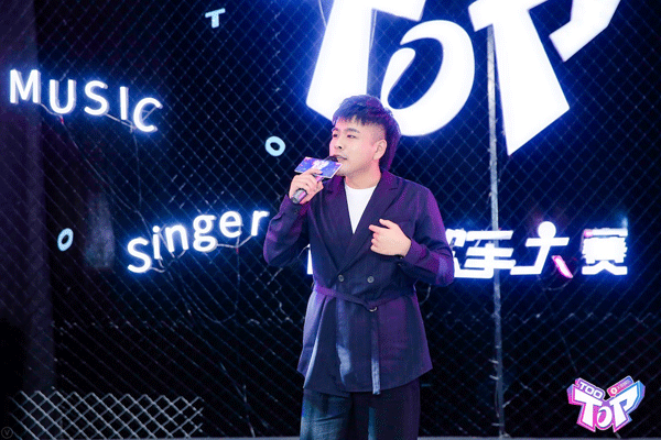  苟瀚中担任TOO TOP校园歌手总决赛评委  演唱《先来先走》引全场大合唱
